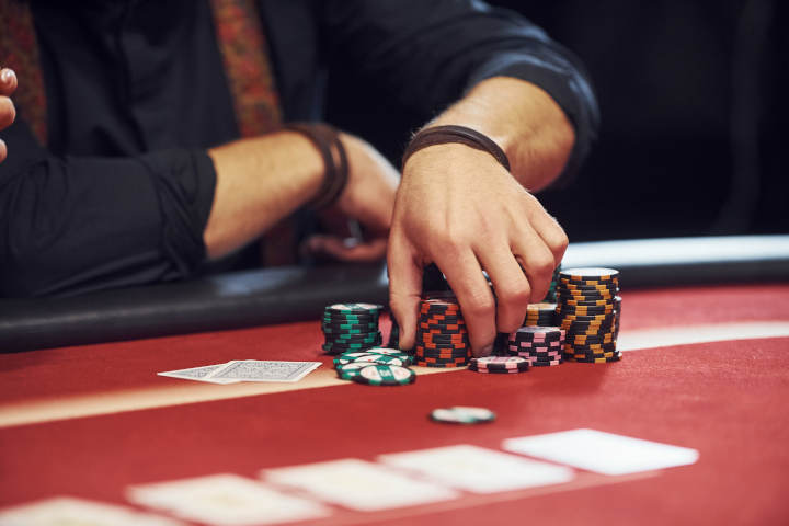 How to play tournament poker