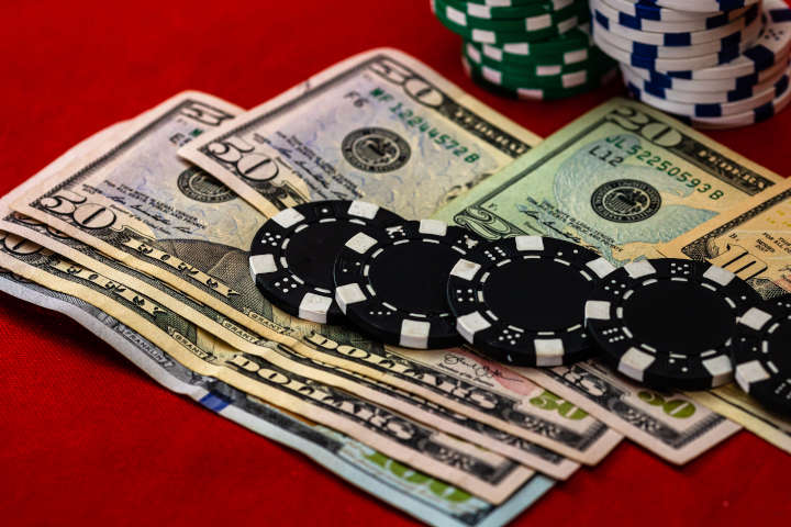 Uncertainty of poker income